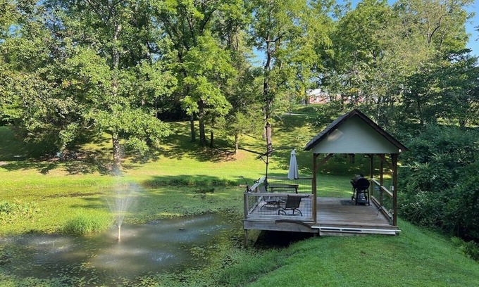 Otto Cabina | The Lily Pad GEM Hideaway! Perfect honeymoon/Anniversary spot! FLAT driveway