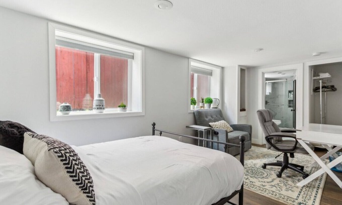 Harrison/Denny-Blaine Apartamento | The Lily Suite: better than a hotel, free laundry