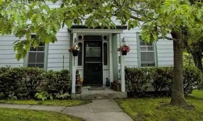 Newmarket Apartamento | The Lilypad: perfectly located cozy, main level 1-bedroom in quaint old house