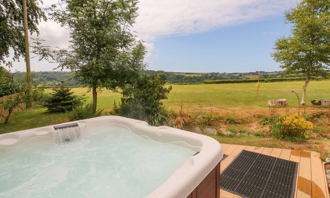 Brayford Cabaña | THE LINHAY, pet friendly, with hot tub in Bratton Fleming