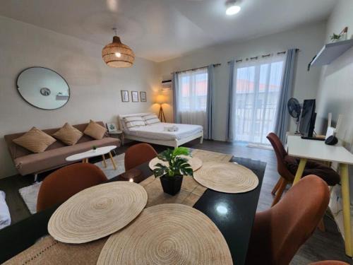 Canlubang Apartamento | The Little Abode Nuvali - Smart Studio Unit with Balcony & free pool access