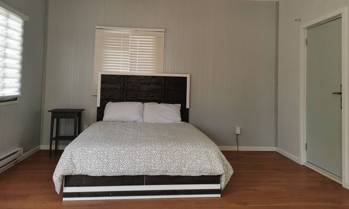 Powell River Cabaña | The Little Beach Side CottageA18