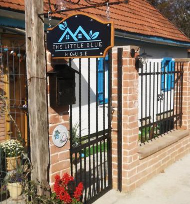 Resita Casa | The Little Blue House