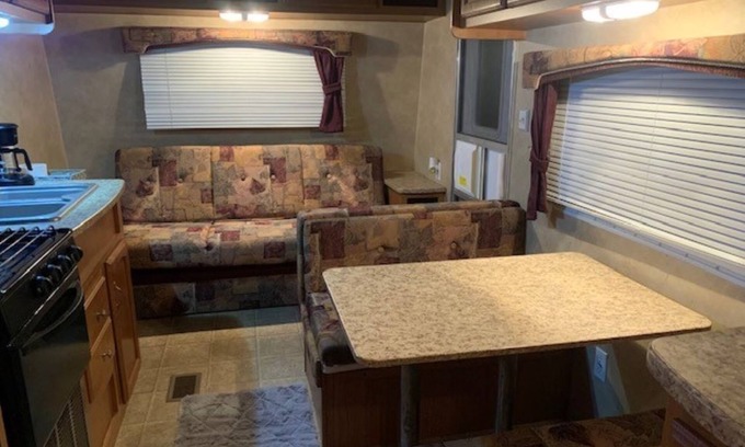 Dandridge Alquiler De RV | The Little Dipper is an adorable & cozy camper located in charming Dandridge TN