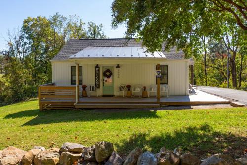 Afton Casa | The Little Farmhouse Near Veritas & Hazy Mountain