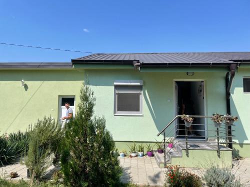 Petrovec Chalet De Esquí | The Little Green House