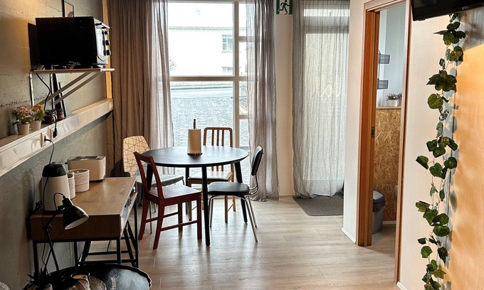 Innri-Njarthvik Apartamento | The Little Guesthouse Downtown - A beautiful family studio