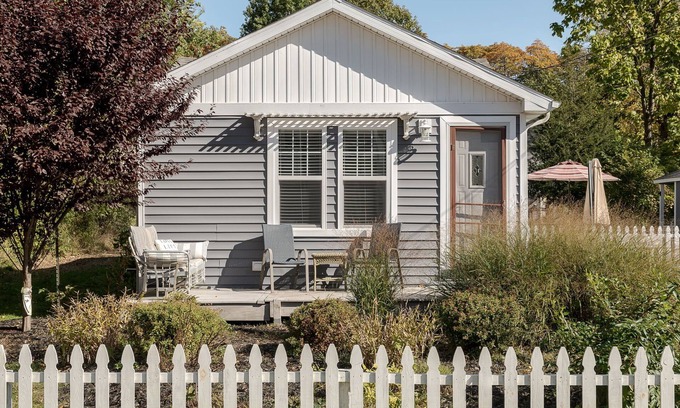 South Haven Cabaña | The Little Haven: Charming 2 bedroom beach cottage in South Haven!