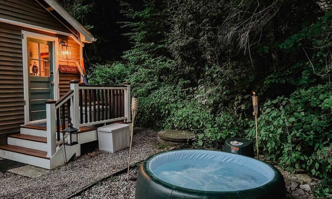 New Fairfield Cabina | The Little Lake Cabin with hot tub