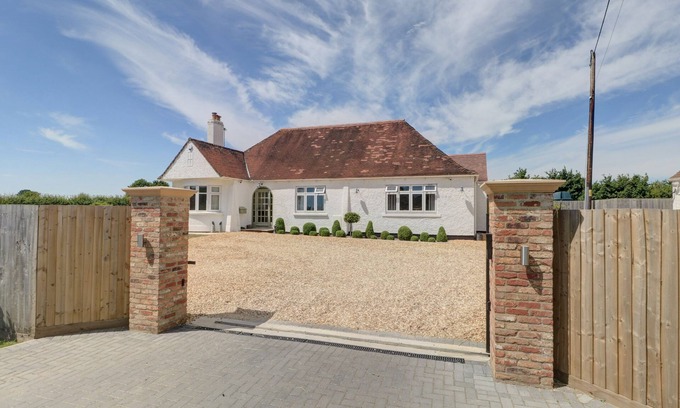 Malmesbury Cabaña | THE LITTLE PADDOCK, pet friendly, with hot tub in Malmesbury