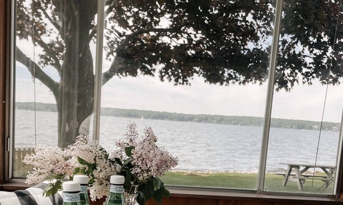Whitehall Casa | The Little Pearl on White Lake…a perfect get away!