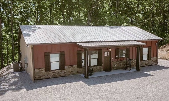 Celina Casa | The Little Red Barn near Dale Hollow Lake