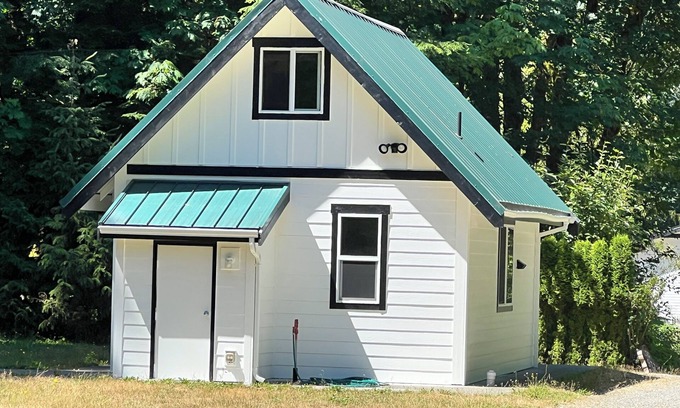 Glacier Cabina | The Little Tiny Cabin "LTC"