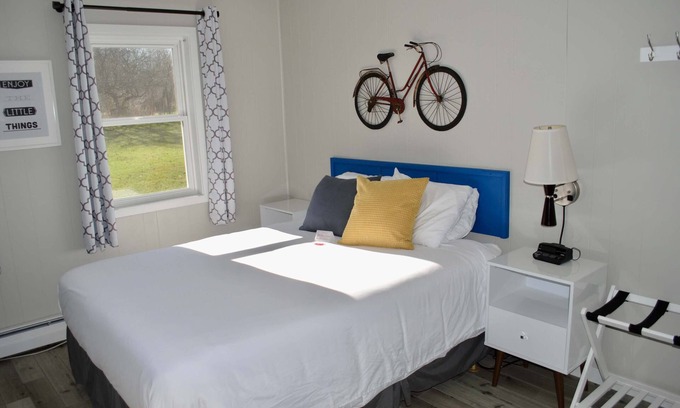 Mount Horeb Casa | THE LITTLE VILLAGE , Queen Room 110