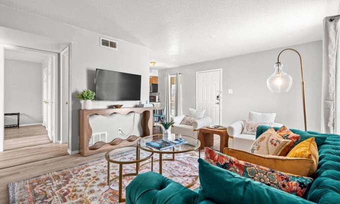 Garland Apartamento | The Lively Getaway | Vibrant Colors + BBQ