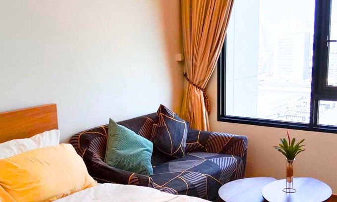Phasi Charoen Condominio | The Livin Phetkasem High Rise Condo for rent near MRT and the convenience store.