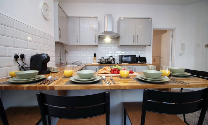 Caerau Apartamento | ◑3.5mile drive to City◑Parking◑WiFi◑Sleeps4◑