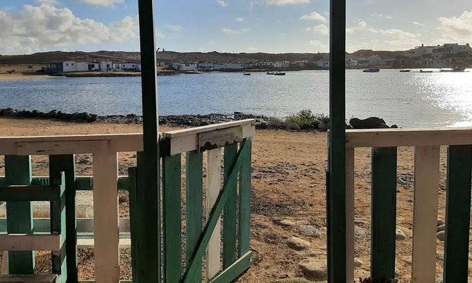 La Oliva Cabina | La langosta Shack se encuentra en la playa de Majanicho, dentro de un antiguo pueblo de pescadores.
