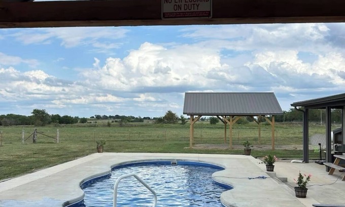 Crawford County Cabina | The Lodge at 11 Rock Ranch 7 bedroom heat and air, wifi and pool!