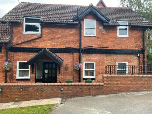 Acomb Cabina | The lodge at Carlton tavern free parking