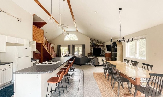Bridgton Casa | The Lodge at Moose Pond & Pleasant Mtn Sleeps 20
