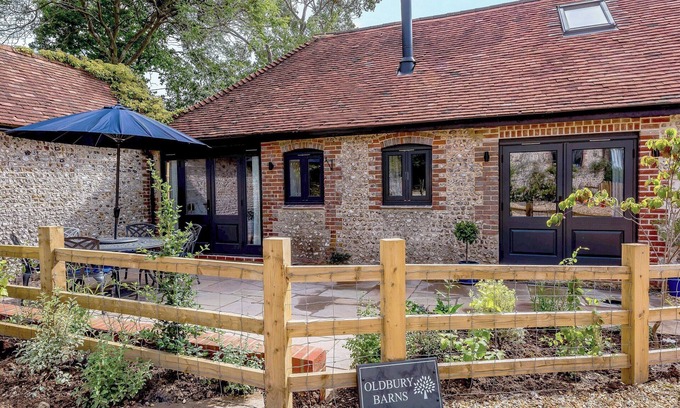 Tangmere Cabaña | The Lodge at Oldbury Barns