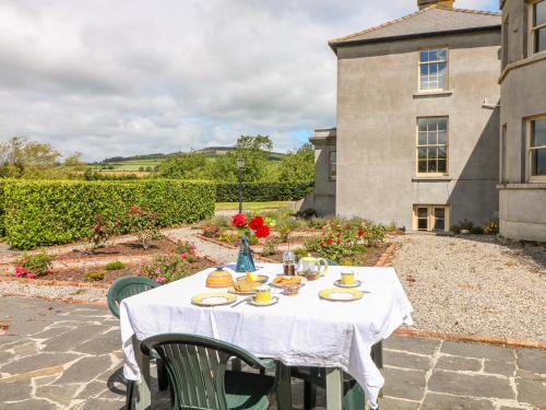 Knockaderry Cross Roads Casa | The Lodge at Raheengraney House