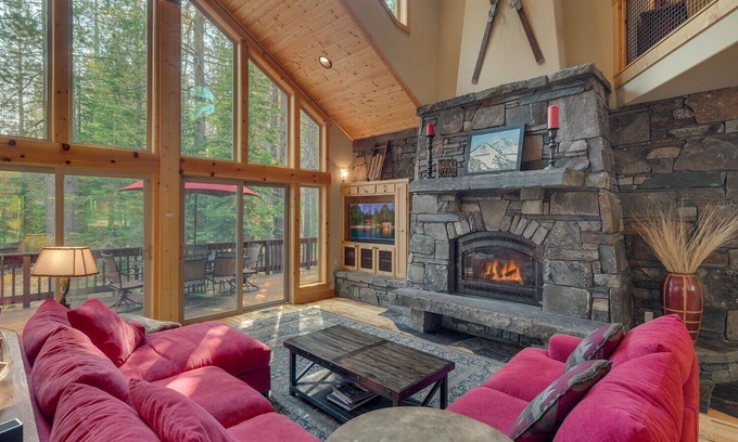 Truckee Casa | The Lodge at Swiss Lane - Tahoe Donner: 4 BR / 3. 5 BA cuatro habitaciones en Truckee, capacidad para 10