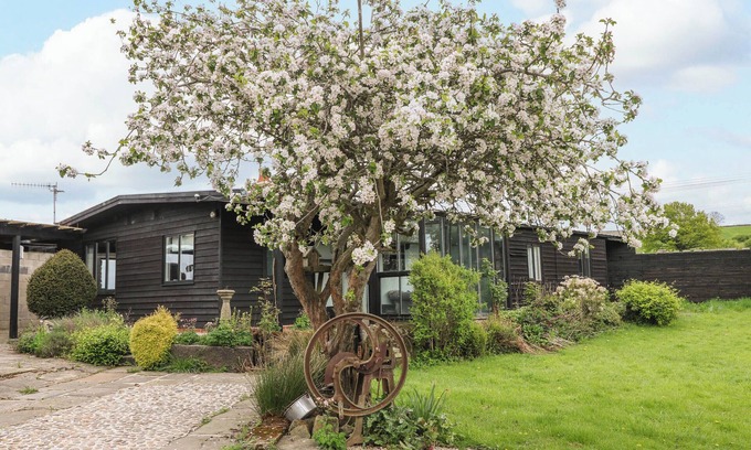 Milford Cabaña | THE LODGE AT WILDERSLEY FARM, pet friendly, with hot tub in Belper