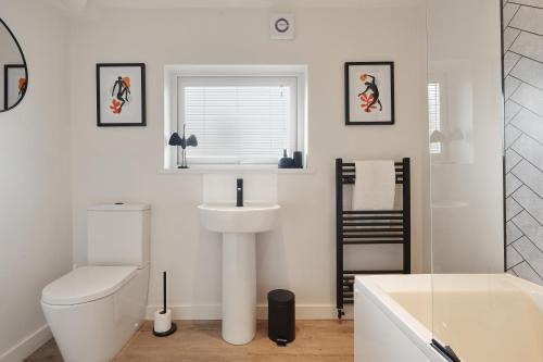 Handsworth Casa | The Lodge - comfortable, stylish, 3 bedroom home with 3-6 beds near Utilita Arena - free parking