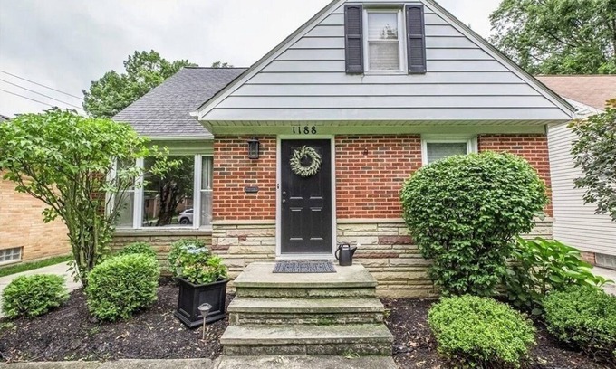South Euclid Casa | The Lodge-Cozy 3 BdRm home w/step-in shower close to CCF/UH, universities n more