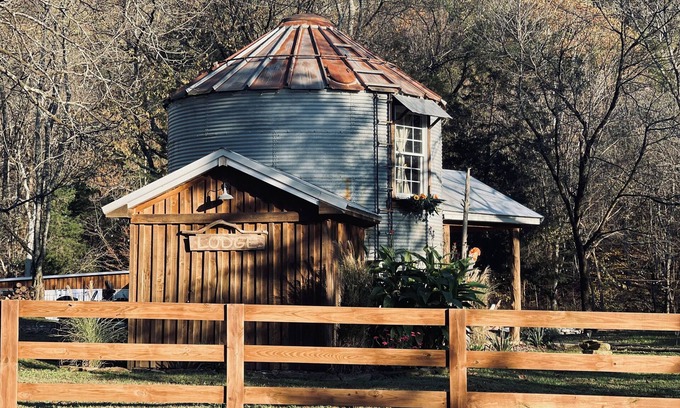 Belfast Cabina | The Lodge Grain Bin at Goose Creek Farm in Cornersville TN