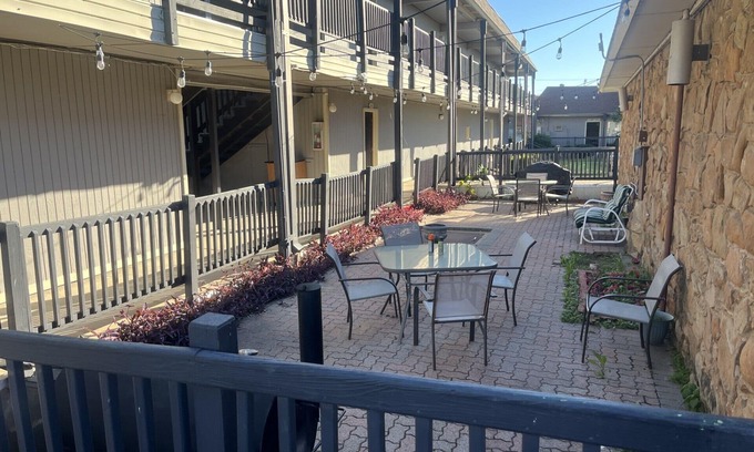 Runaway Bay Condominio | THE LODGE. Hotel suite, fitness room, Pool. In Runaway Bay on Lake Bridgeport