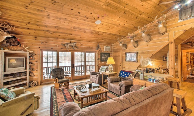 Putnam County Cabina | ‘The Lodge’ in Powersville w/ Game Room & Fire Pit
