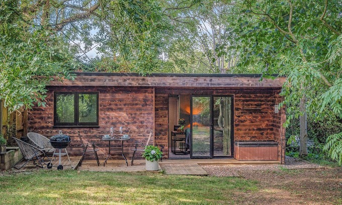 Raithby Cabaña | The Lodge in the Woods