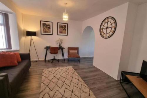 Broadheath Casa | The Lodge Manchester Airport Free parking Wi-Fi