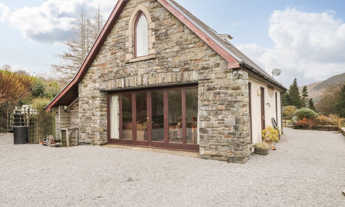 Dol-y-Gaer Cabaña | THE LODGE, pet friendly, with hot tub in Pontsticill