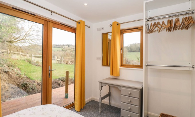 Upton Cheyney Cabaña | THE LODGE, romantic, with a garden in Bitton