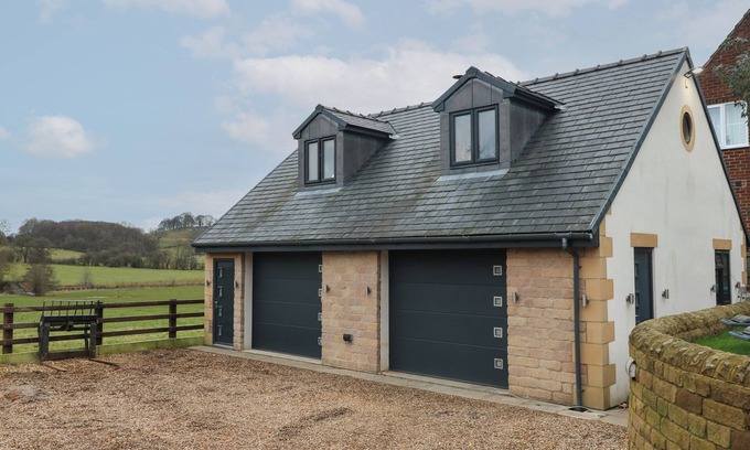 Crich Cabaña | THE LOFT AT AMBER VIEW, romantic, with open fire in Belper
