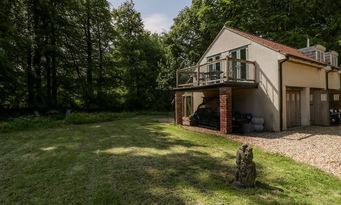 Compton Martin Cabaña | THE LOFT AT NORDRACH LODGE, pet friendly, with open fire in Blagdon