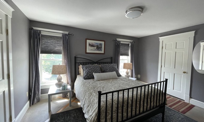 Stowe Area Apartamento | "The Loft " great location, super spacious one bedroom with a large balcony!