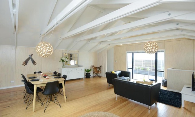 Hastings Casa | The Loft - Hastings Holiday Home With Wifi