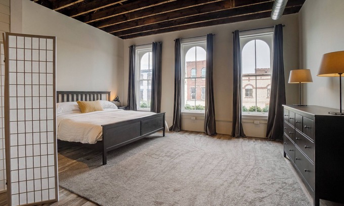 Penn Yan Apartamento | The Loft: Industrial style, second floor, downtown studio apartment