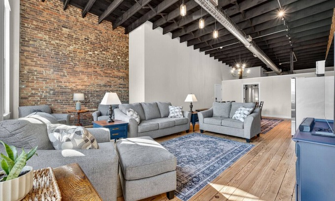 Fayetteville Apartamento | THE LOFTS | Courthouse + Balcony