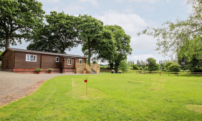 Newnham Cabaña | THE LOG CABIN, family friendly, with a garden in Tenbury Wells