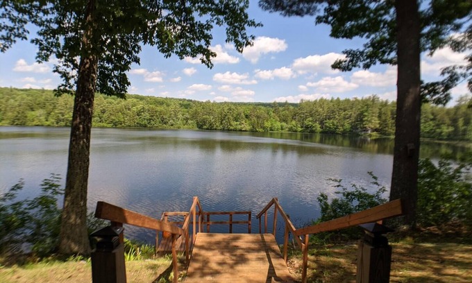 Sanbornton Casa | The Log Cabin on Cawley Pond