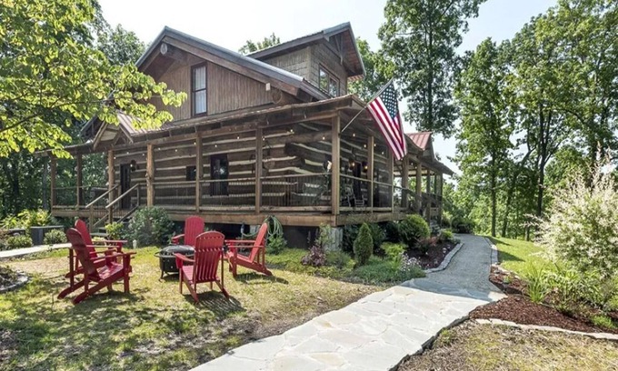 Cottontown Casa | The Log Palace Private Guest Suite