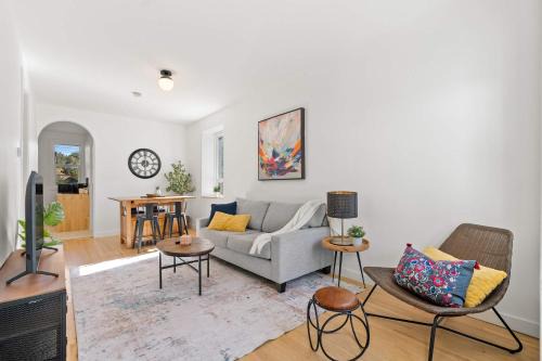 Sunnyside Casa | The Lokal 2 Kings Queen Suite in Sunnyside YYC