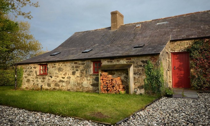 Rhyd-y-clafdy Cabaña | The Longhouse - sleeps 6 guests in 3 bedrooms