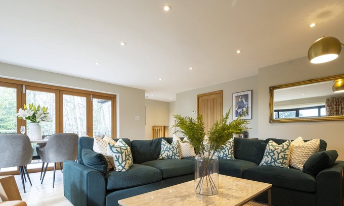 Knowl Hill Casa | The Lookout - 2 beds, private garden & parking